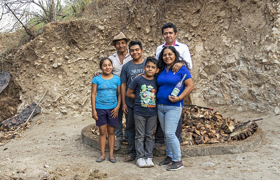 The Hernández-Melchor family of Alipus Santa Ana: Pedro with daughter, Romeo, Enrique, Minerva with son (from left, photo: Los Danzantes).